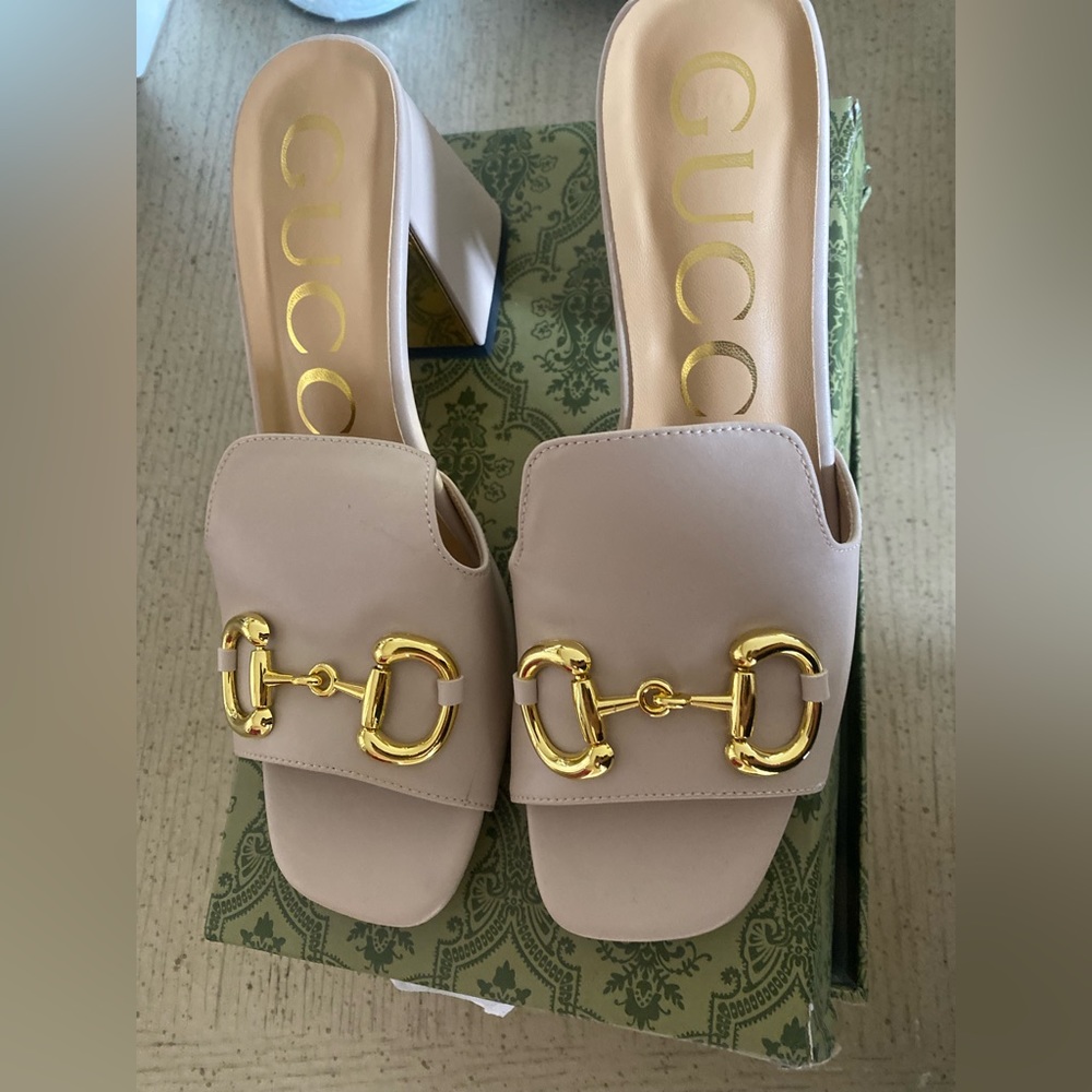 One time used Gucci brand 👡 sandal. Comes with dust bags and box